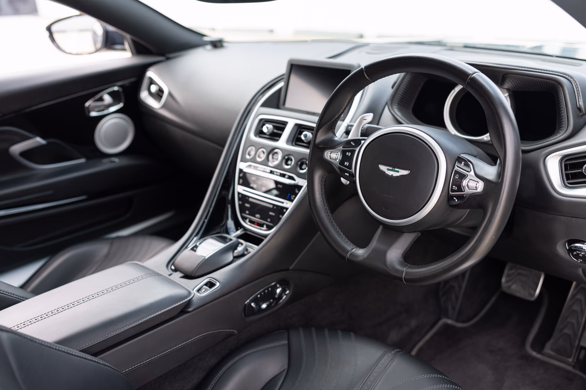 2017 Aston Martin DB11 — photo 5