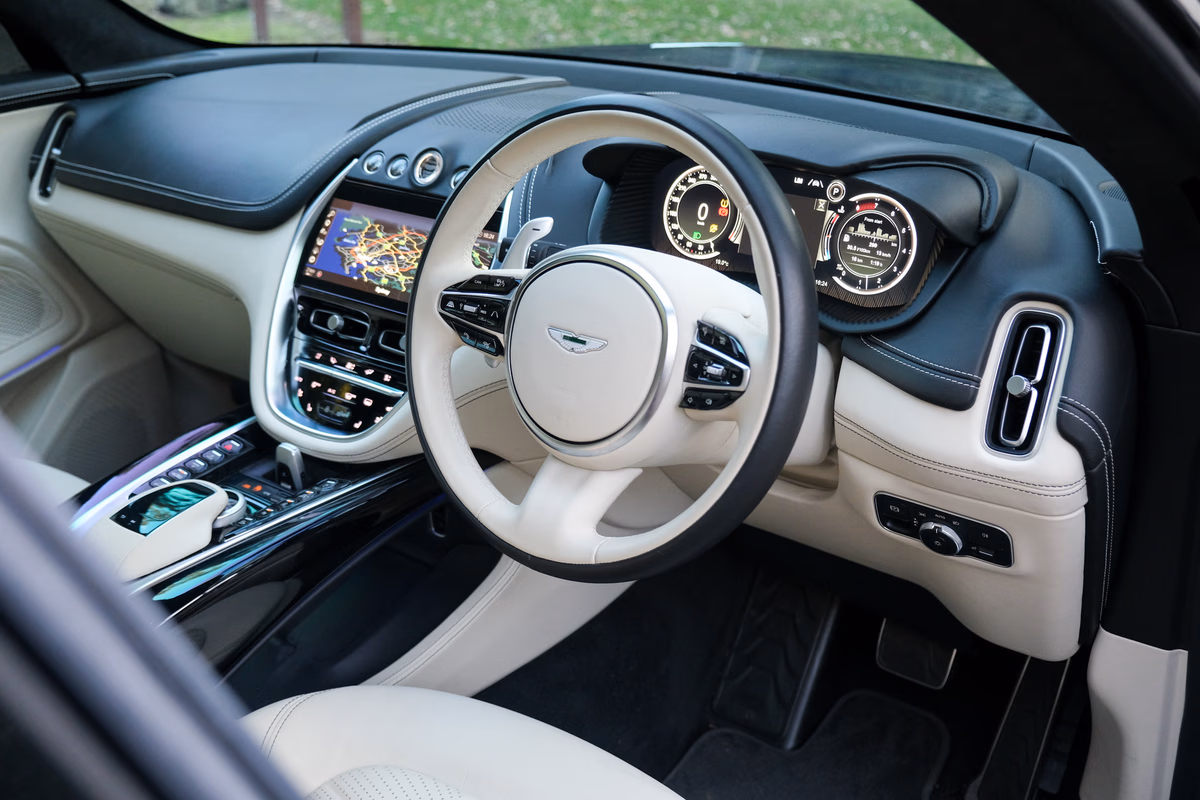 2022 Aston Martin DBX — photo 4